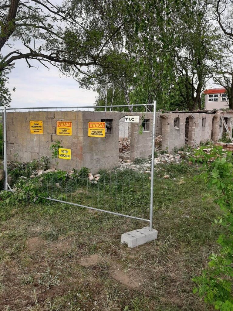 Mała odskocznia od gospodarki wodno-ściekowej🌱💧
Firma PKZ Michał Kwaśny  miała przyjemność wykonać rozbiórke starych budynków na terenie szkoły podstawowej w Morawach.
 Jak nam poszlo 🤔
Sami zobaczcie  jak wyglądały postępny naszej pracy i jak wyglada kompletne uporządkowanie i wyrównanie całego terenu po rozbiórce.
Teraz mamy pewność że dzieci będą 100% bezpieczne na terenie swojej szkoły
